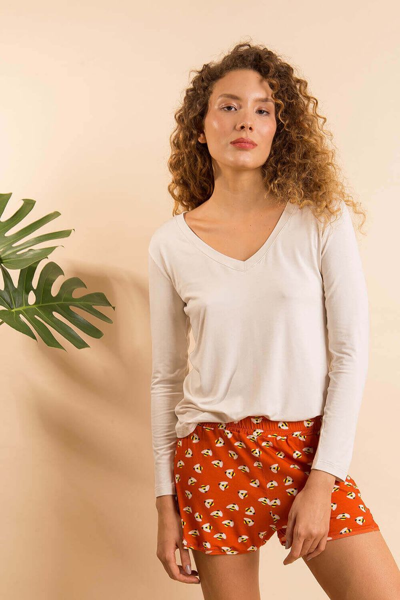 na-foto-a-modelo-veste-a-blusa-t-shirt-manga-longa-com-gola-v-de-malha-na-cor-areia