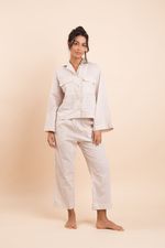 na-foto-a-modelo-aparece-de-corpo-inteiro-vestindo-o-conjunto-de-linho-com-calca-capri-e-blusa-de-botao