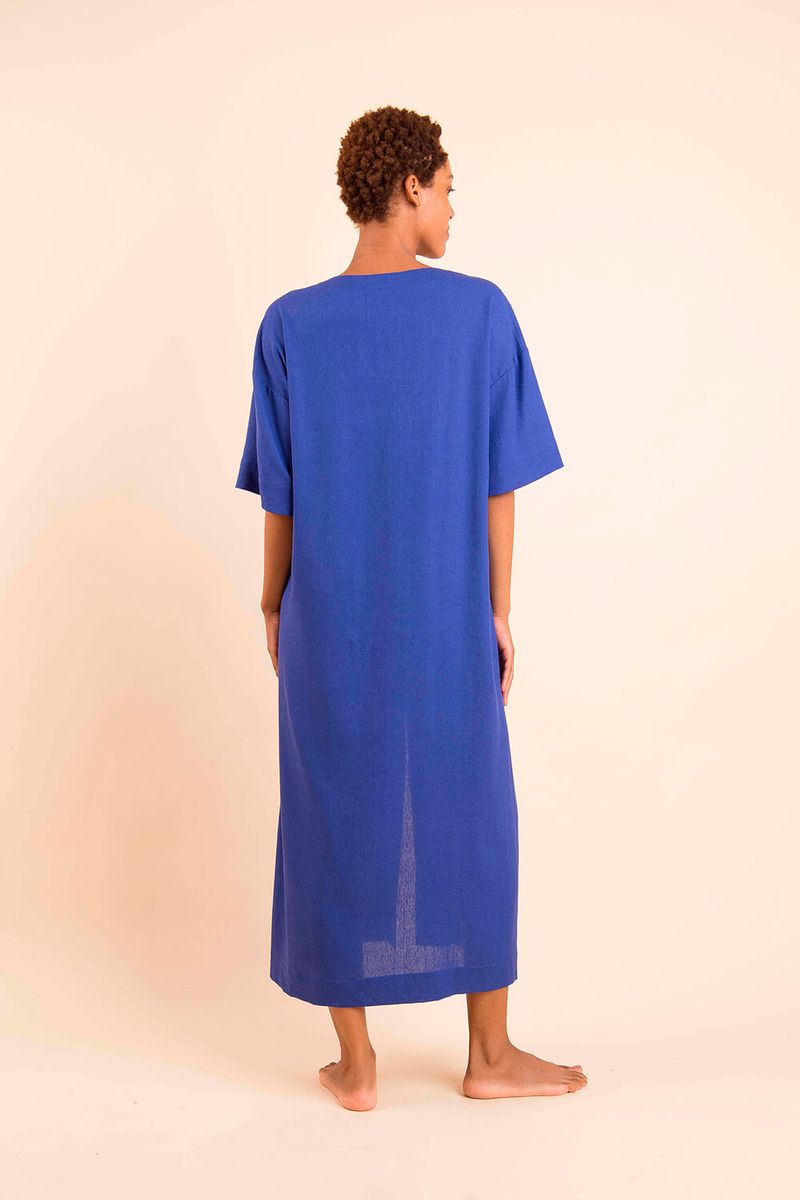 a-modelo-esta-de-costas-usando-o-vestido-longo-de-linho-azul