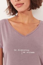 camisetao-alfazema-os-dispostos-detalhe-min