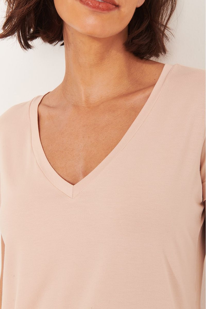 t-shirt-gola-V-rosa-claro-detalhe-min